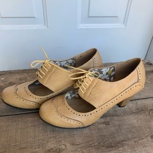 Refresh -Retro tan Oxford heels